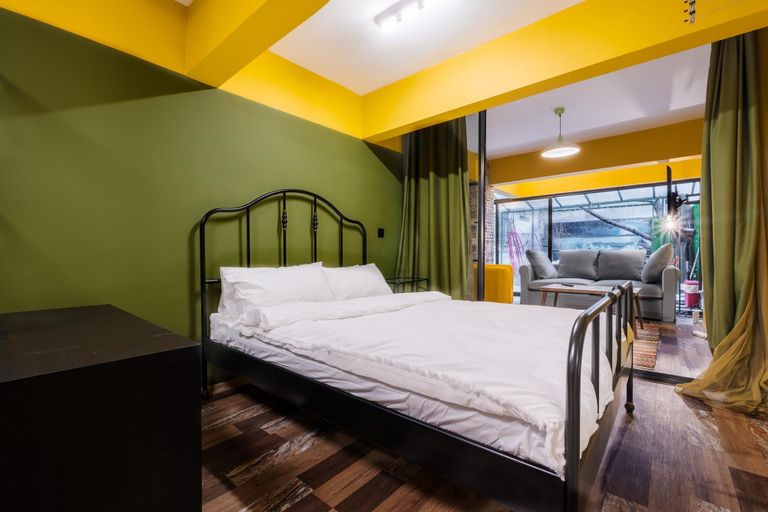 Bedroom 5, Flat w Jacuzzi and Backyard 6 min to Kadikoy Coast, Kadıköy