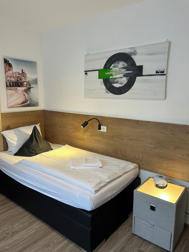 Bedroom 4, Gästehaus Würzburg 24h, Würzburg