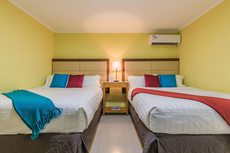 Bedroom 2, 2 Queen Studio w Pool BBQ Hotwater Close 2 Beach