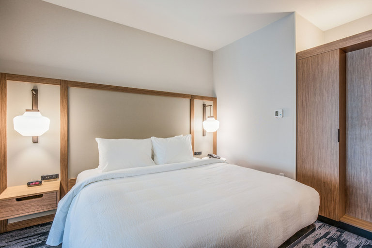 Bedroom 4, Fairfield Inn & Suites by Marriott Whitewater, Walworth