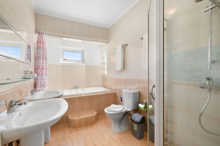Bathroom 4, Sleeps 11 6 Bedrooms Privatepool Outdoor Dining