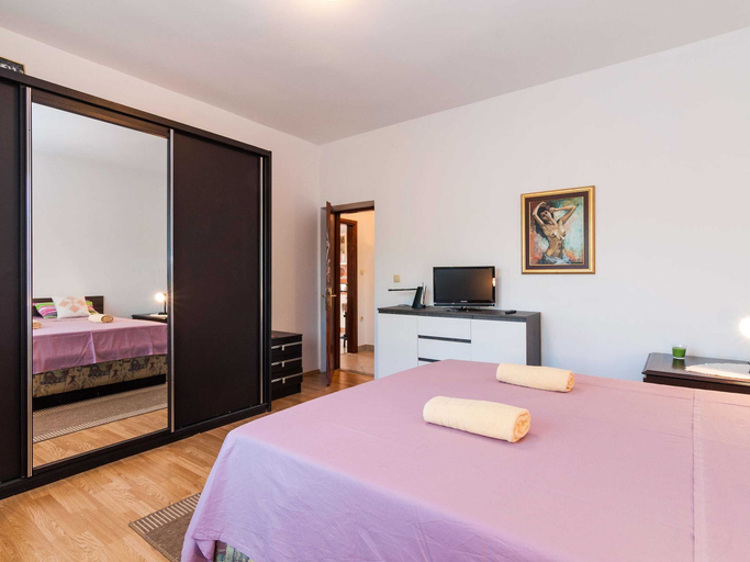 Bedroom 2, Luxurious Holiday Home in Sopot With Pool, Benkovac