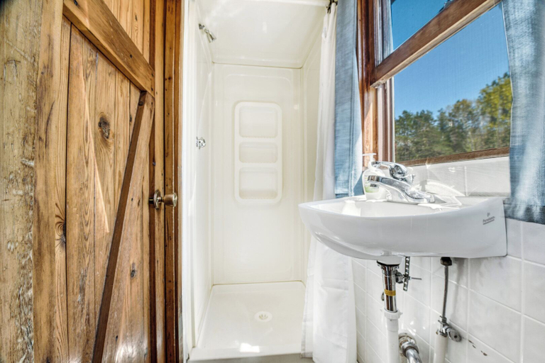 Bathroom 3, Edgewater Resort, Dickinson