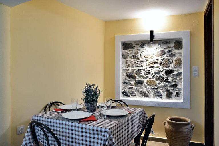 Facilities 4, George & Helen's House, Crete