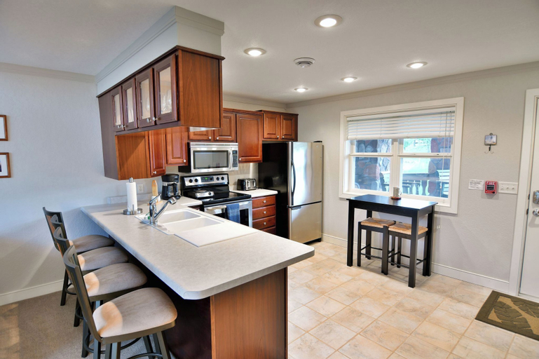 Unit 207 2 Bdrm/ 2 BA, Barron