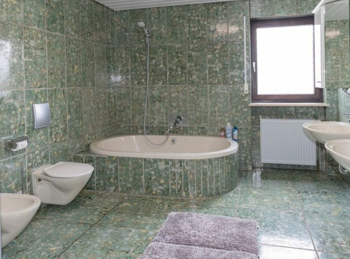 Bathroom 5, am Wehr Comfortable Holiday Residence, Roth