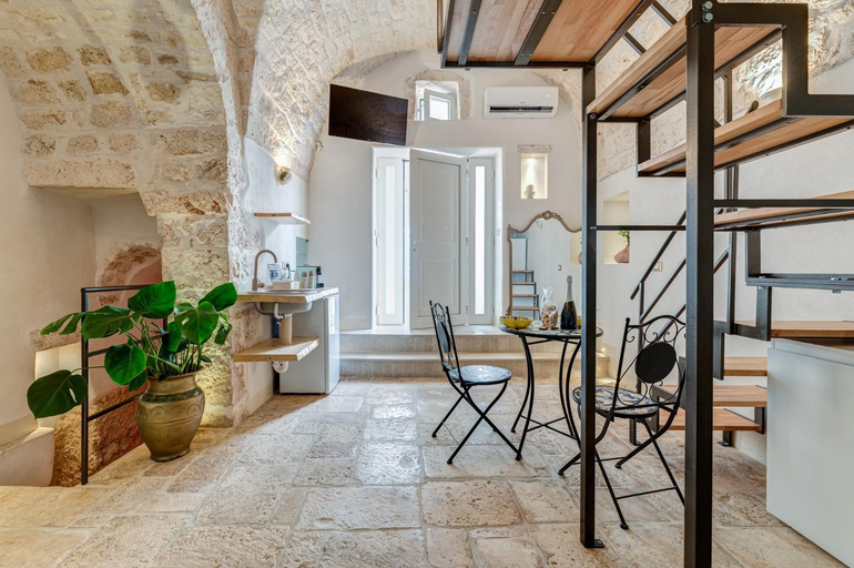 Others 3, AROMA luxury, Brindisi