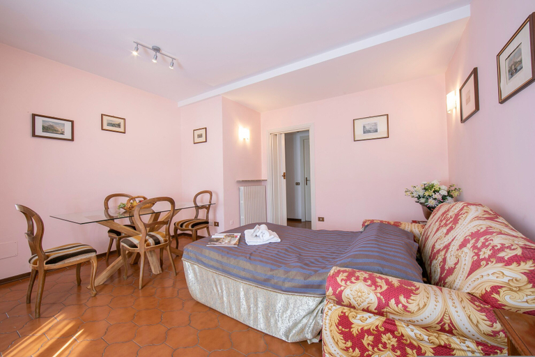Room 2, Easy Central Stresa in Stresa, Verbano-Cusio-Ossola