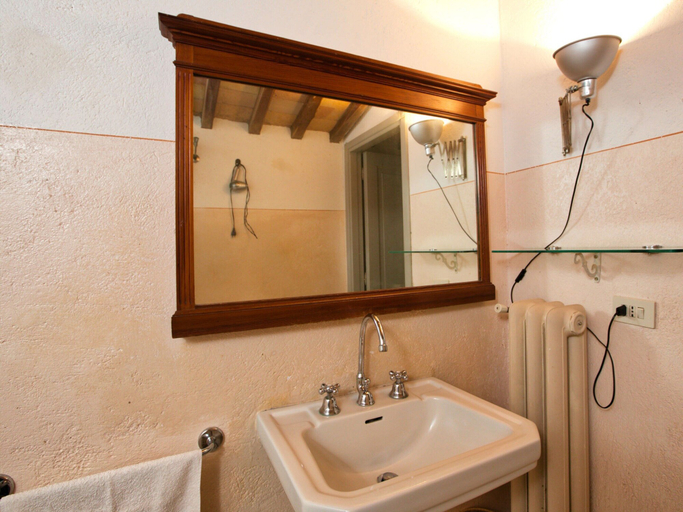 Bathroom 2, Villa in Rome With Pool & Stunning Views, Viterbo