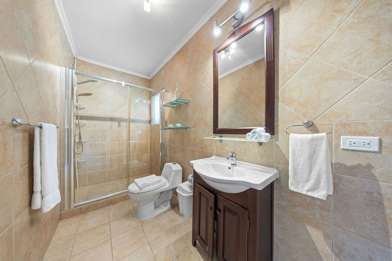 Bathroom 3, Gold Coast 4br4 5BA Villa w Privatepool Gym