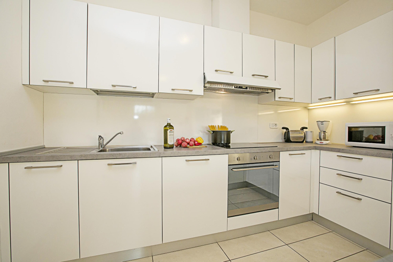 Room 2, Torbole Relax Pool Balcony Apartment, Trento