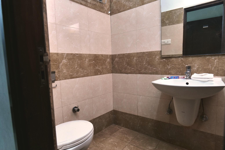 Bathroom, Hotel Holiday Comfort - 800 mts from Jallianwala Bagh, Amritsar