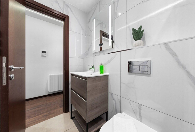 Bathroom 3, Golders Green Stays, London