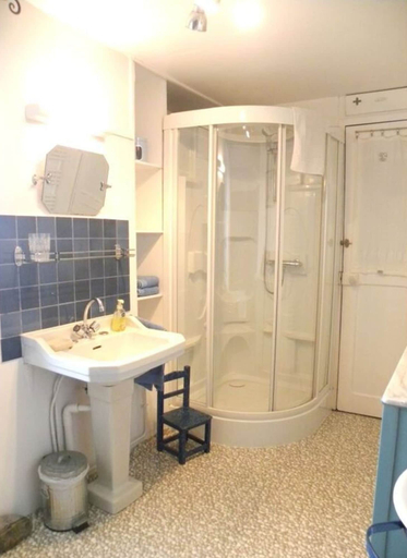 Bathroom 4, Spacious Apartment With Garden, Manche