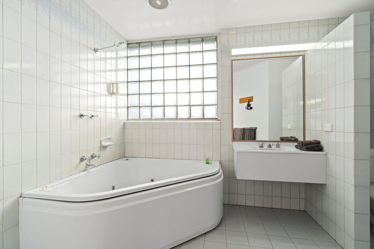 Bathroom 5, Baronga Motor Inn, Colac-Otway - Colac