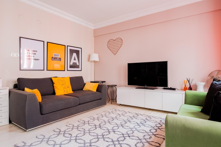 Others 2, Lovely Flat w Balcony 5 min to Istiklal Ave, Beyoğlu