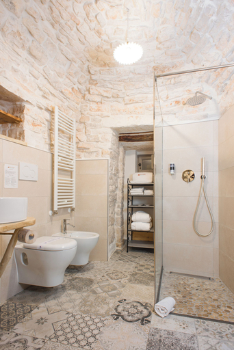 Bathroom 5, Trulli Holiday Albergo Diffuso, Bari