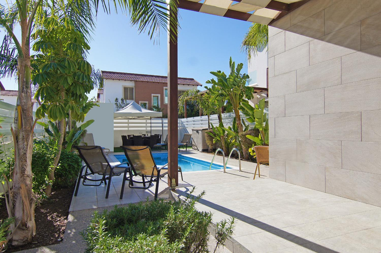 Others 4, Villa Maris