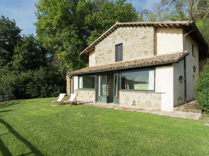 Exterior 3, Villa in Rome With Pool & Stunning Views, Viterbo