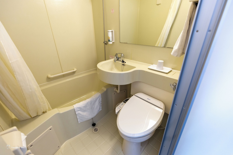 Bathroom 4, Toyoko Inn Marseille Saint Charles, Bouches-du-Rhône