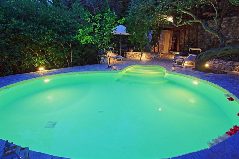 Room 2, Kitrini Luxury Cottage, Ionian Islands
