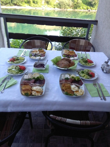 Food & Drinks 4, Prenociste na Drini Foca, Foča