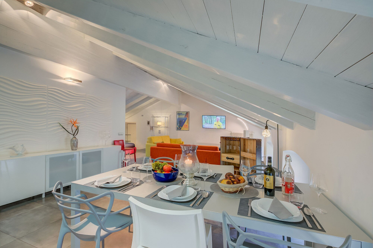 Room 2, Loft Jacuzzi in Riva del Garda, Trento