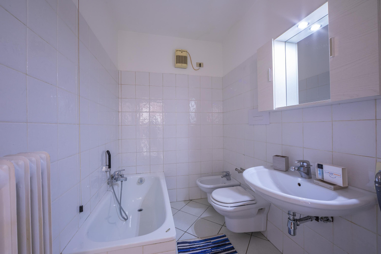Room 4, Dogana Best Lake View, Trento