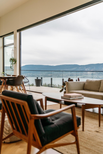 Room 4, Salt w Pool Sauna Lake View Upper Mission Lux, Central Okanagan