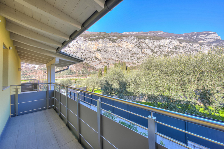 Room 3, Mirabelle in Dro With 3 Bedrooms and 2 Bathrooms, Trento