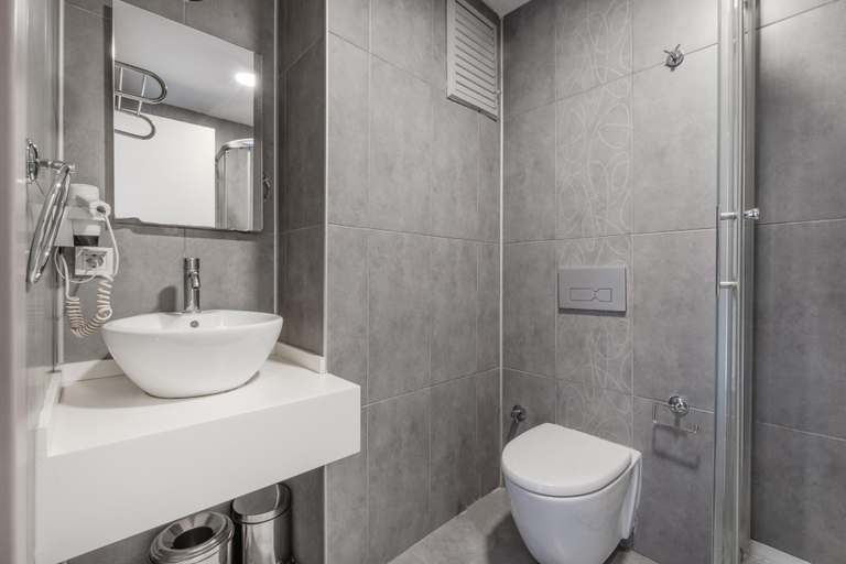 Room 4, Modern Residence Studio Flat w Balcony in Bagcilar, Bağcılar