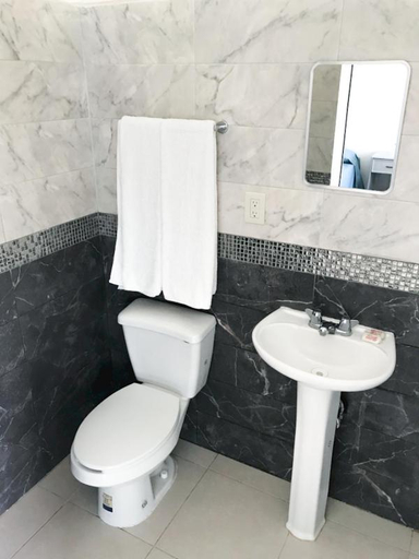 Bathroom 2, Mona Inn, Mazatlán