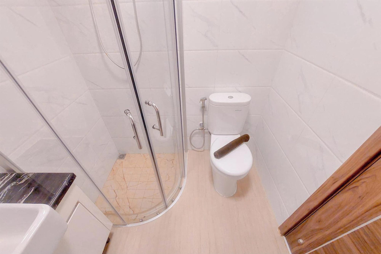 Bathroom 4, Good Place And Spacious 3Br Sky House Bsd Apartment, South Tangerang