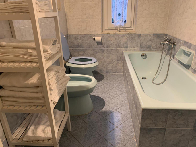 Bathroom 10