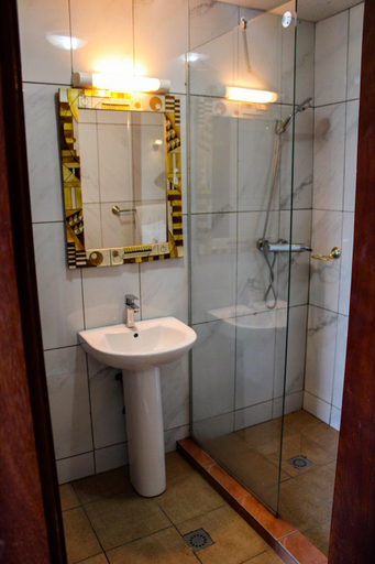 Bathroom 5, Residence Le Carat Bonapriso, Wouri