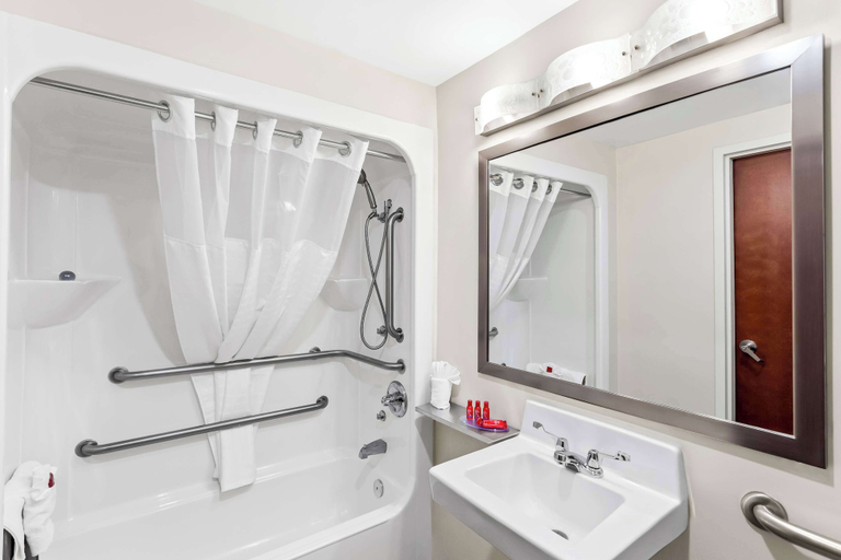Bathroom 5, SureStay by Best Western Grayson, Carter