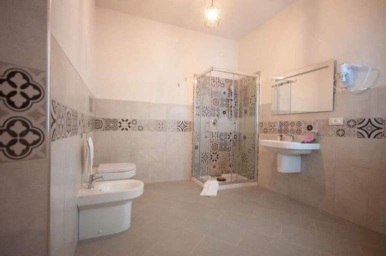 Bathroom 4, Val di Noto Rooms, Syracuse