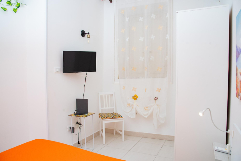 Room 3, Nike Home 200m From Sea, Syracuse