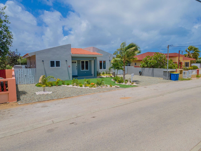 Exterior & Views, Beautiful 3br2ba Amazing Location w Private Pool