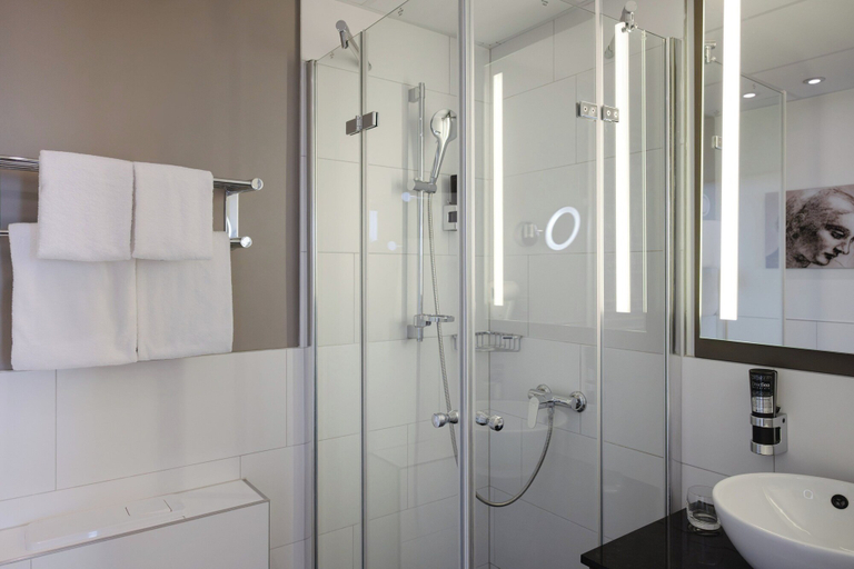 Bathroom 5, Leonardo Hotel Heidelberg City Center, Heidelberg