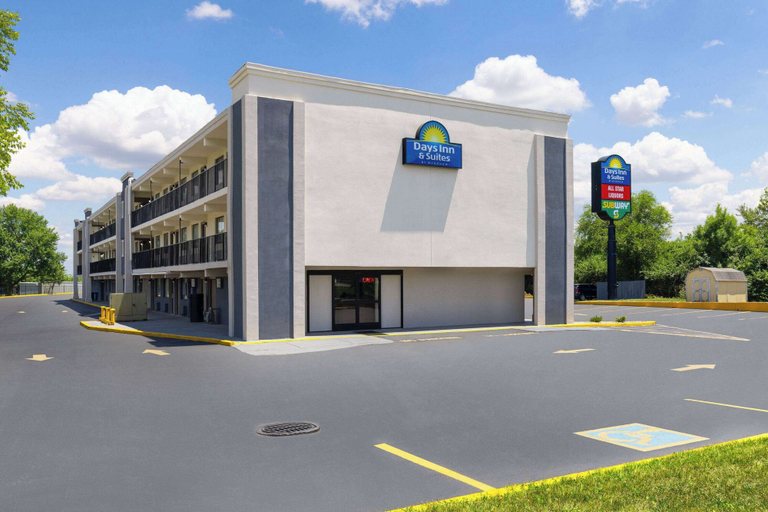 Exterior & Views 2, Days Inn & Suites by Wyndham Indianapolis Airport East, Indianapolis