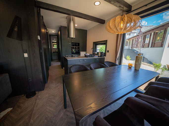 Dining 4, Nice Chalet in Pressegger See With Terrace, Hermagor