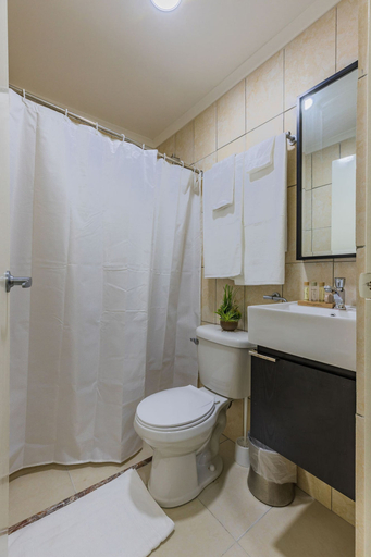 Bathroom, 2 Queen Studio w Pool BBQ Hotwater Close 2 Beach
