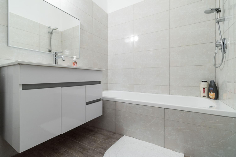 Bathroom, Yafo 35
