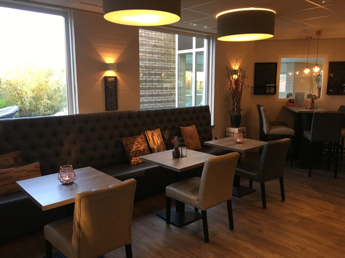 Dining 4, Sustainable Water Villa With Dishwasher, by a Lake, Medemblik