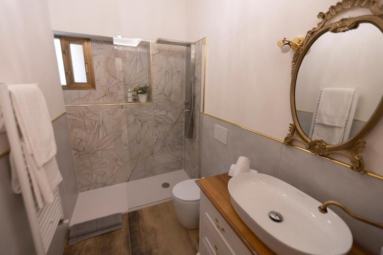 Bathroom 3, LC41 Suites, Florence