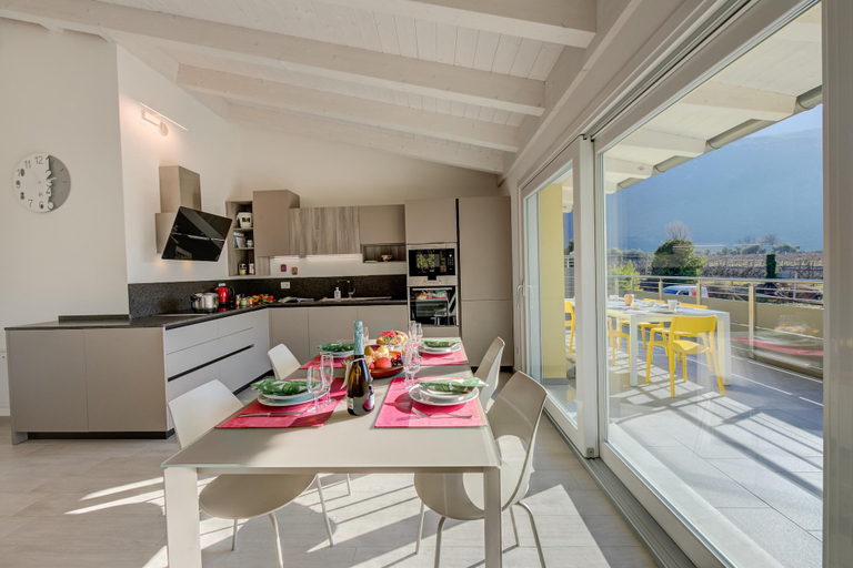 Room 5, Mirabelle in Dro With 3 Bedrooms and 2 Bathrooms, Trento