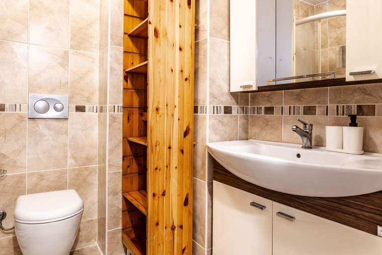 Room 2, Spacious Flat w Balcony 3 min to Bagdat Ave, Kadıköy