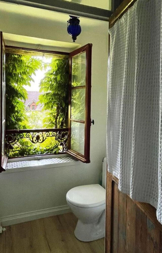 Bathroom 5, Spacious Apartment With Garden, Manche