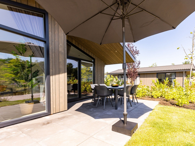 Others 4, Chalet by Pond in Holiday Park, Eersel